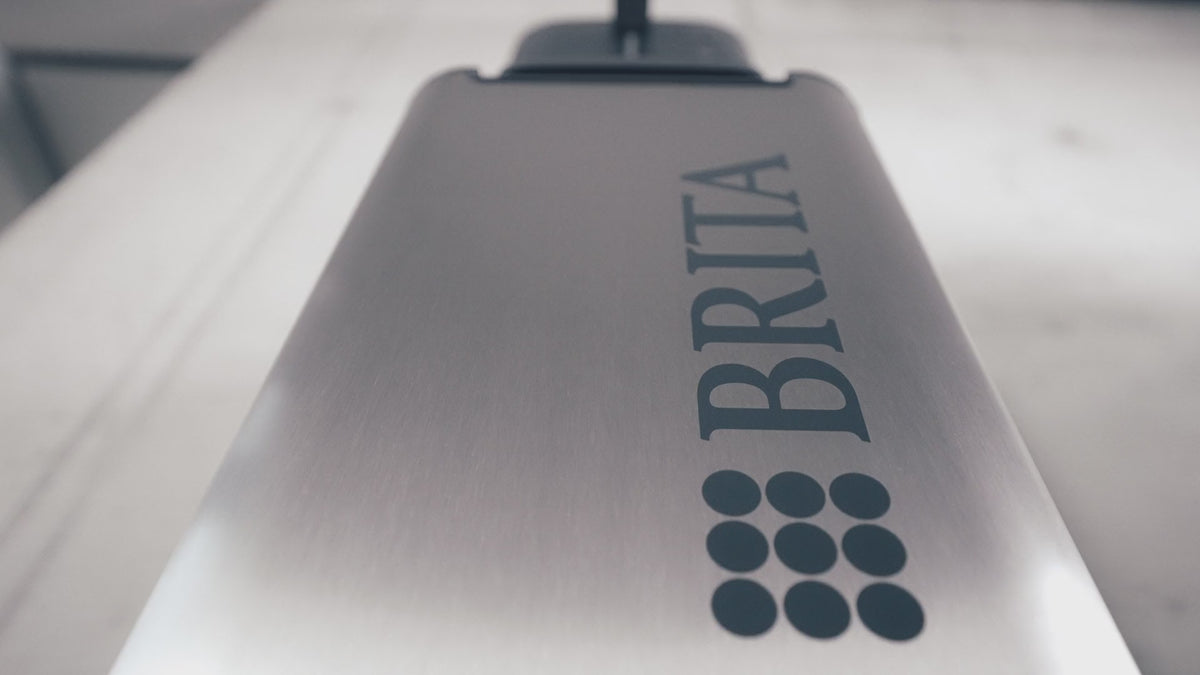 Video laden: BRITA Top Compact water dispenser, showcasing the features as the small office hero.
